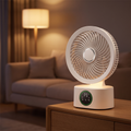 FreshAir Pro™ – Ventilateur mural posé sur un meuble le soir, veilleuse d'ambiance allumée