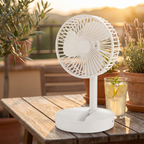 FreshAir Pro™ – Mini ventilateur pliable sur une table de terrasse en été