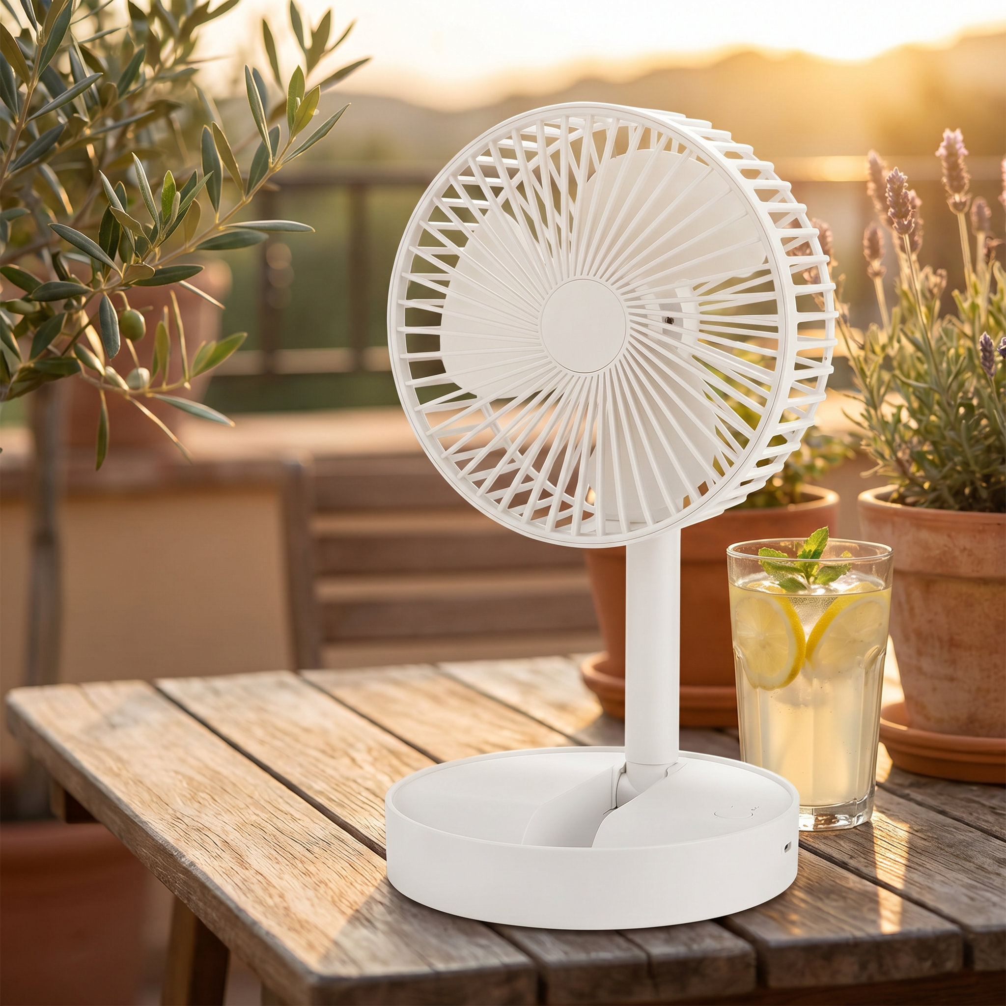 FreshAir Pro™ – Mini ventilateur pliable sur une table de terrasse en été